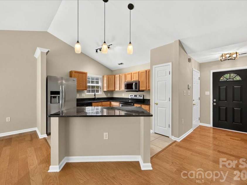 8732 Brookstead Meadow Court, Charlotte, NC 28215.  MLS# CAR4405881, YatesRealty ID 38911. Kitchen