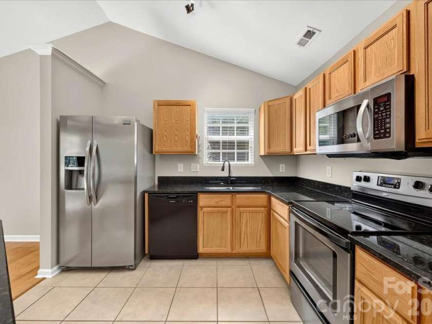 8732 Brookstead Meadow Court, Charlotte, NC 28215.  MLS# CAR4405881, YatesRealty ID 38911. Kitchen