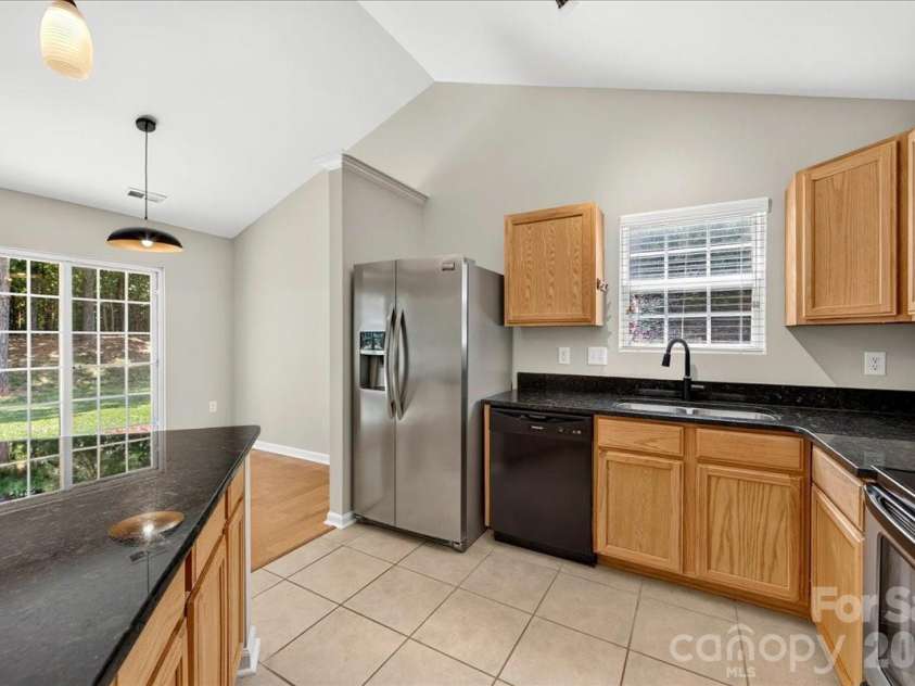8732 Brookstead Meadow Court, Charlotte, NC 28215.  MLS# CAR4405881, YatesRealty ID 38911. Kitchen