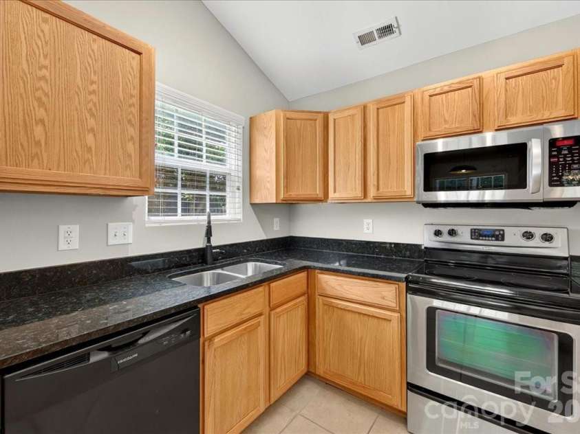 8732 Brookstead Meadow Court, Charlotte, NC 28215.  MLS# CAR4405881, YatesRealty ID 38911. Kitchen