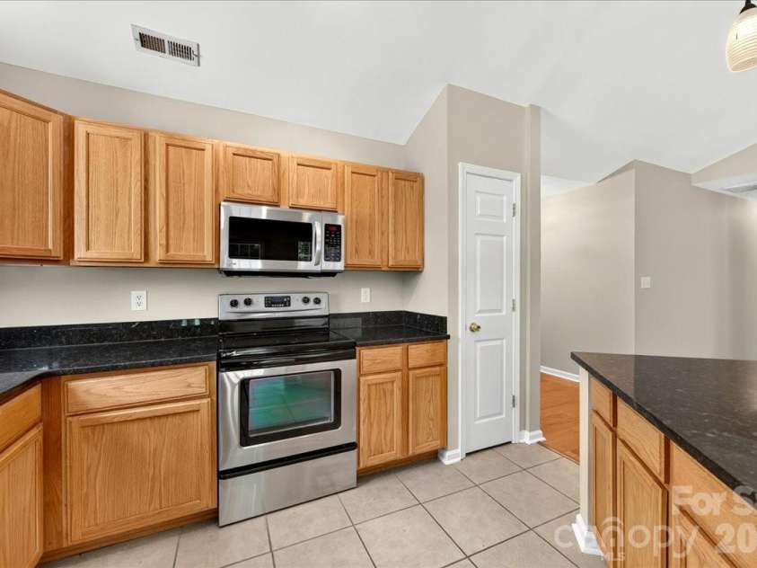 8732 Brookstead Meadow Court, Charlotte, NC 28215.  MLS# CAR4405881, YatesRealty ID 38911. Kitchen