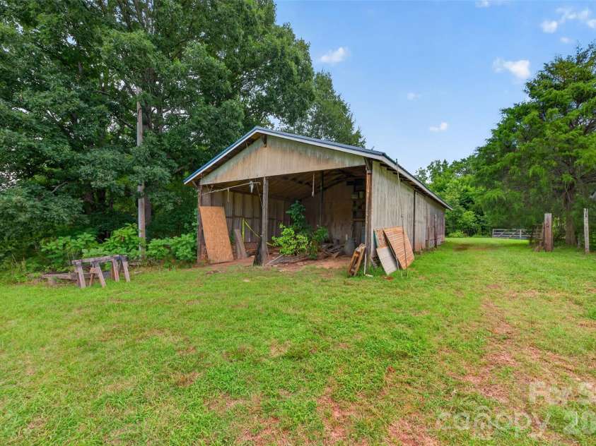 147 B And S Lane, Hickory, NC 28601.  MLS# CAR4406157, YatesRealty ID 38913. 