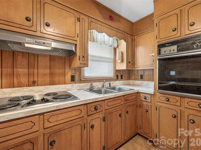 147 B And S Lane, Hickory, NC 28601.  MLS# CAR4406157, YatesRealty ID 38913. 