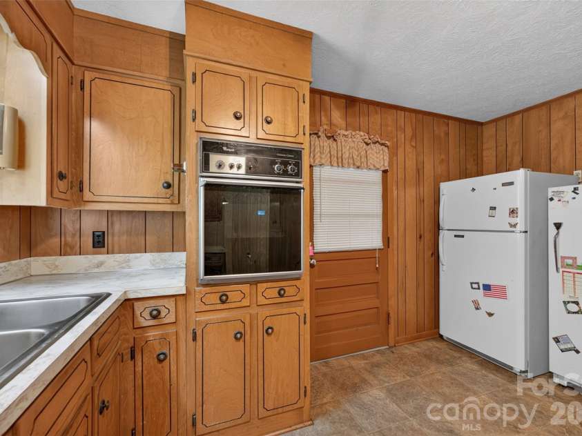 147 B And S Lane, Hickory, NC 28601.  MLS# CAR4406157, YatesRealty ID 38913. 
