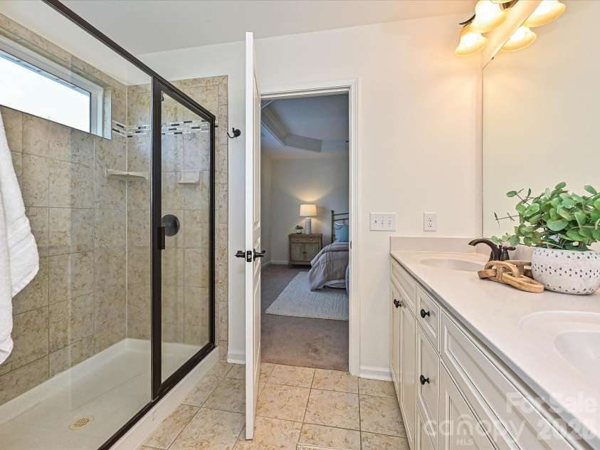 2624 Katy Flyer Avenue, Charlotte, NC 28210.  MLS# CAR4338222, YatesRealty ID 38915. Primary Bathroom