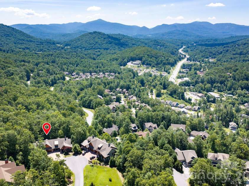 33 Hawks Branch Circle, Fairview, NC 28730.  MLS# CAR4403173, YatesRealty ID 38919. 