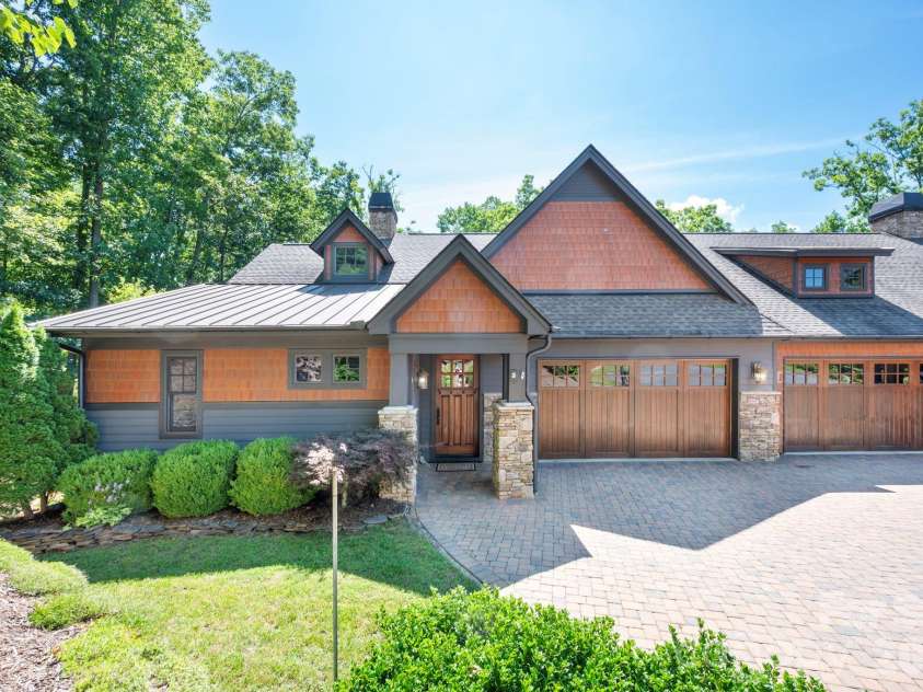 33 Hawks Branch Circle, Fairview, NC 28730.  MLS# CAR4403173, YatesRealty ID 38919. Striking mountain Craftsman