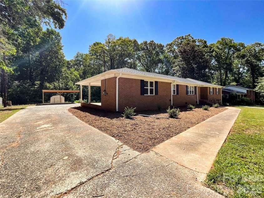6728 Lakeside Drive, Charlotte, NC 28215.  MLS# CAR4405794, YatesRealty ID 38920. 