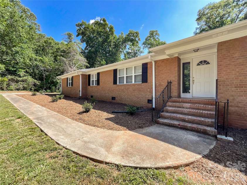 6728 Lakeside Drive, Charlotte, NC 28215.  MLS# CAR4405794, YatesRealty ID 38920. 