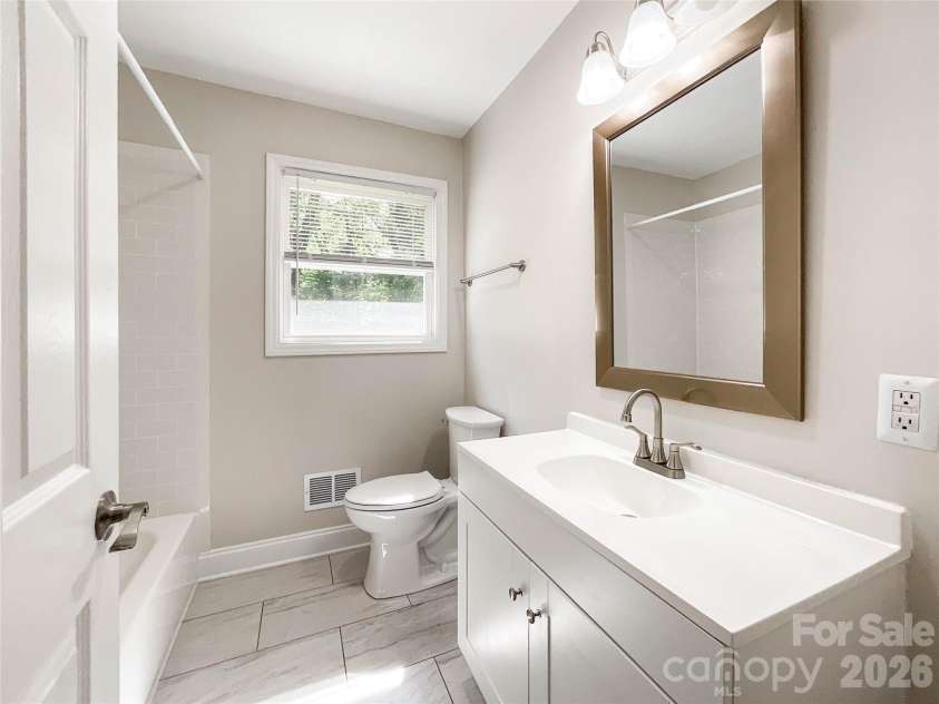 6728 Lakeside Drive, Charlotte, NC 28215.  MLS# CAR4405794, YatesRealty ID 38920. 
