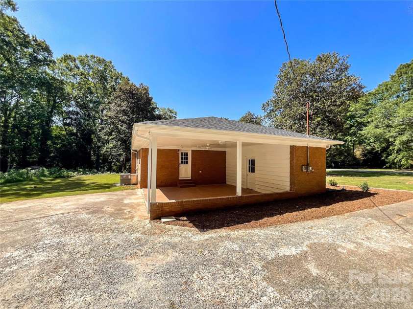 6728 Lakeside Drive, Charlotte, NC 28215.  MLS# CAR4405794, YatesRealty ID 38920. 