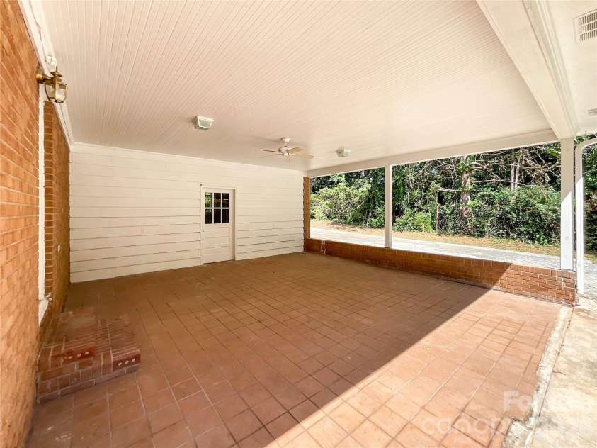 6728 Lakeside Drive, Charlotte, NC 28215.  MLS# CAR4405794, YatesRealty ID 38920. 