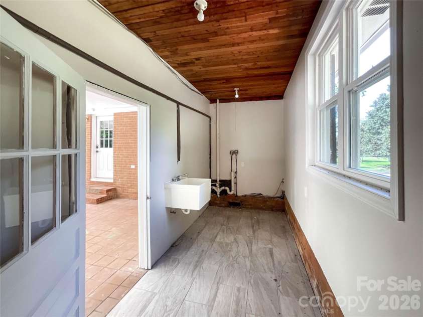 6728 Lakeside Drive, Charlotte, NC 28215.  MLS# CAR4405794, YatesRealty ID 38920. 