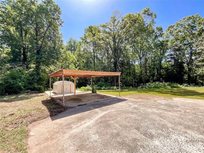 6728 Lakeside Drive, Charlotte, NC 28215.  MLS# CAR4405794, YatesRealty ID 38920. 