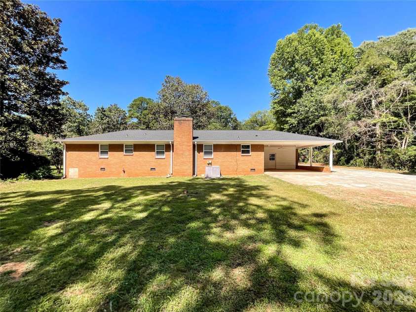 6728 Lakeside Drive, Charlotte, NC 28215.  MLS# CAR4405794, YatesRealty ID 38920. 