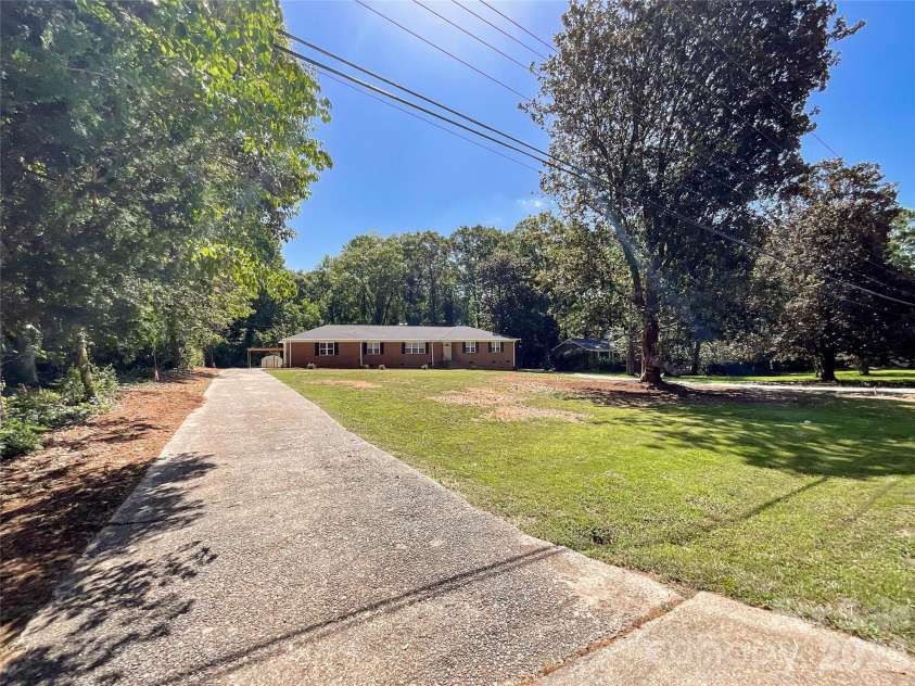 6728 Lakeside Drive, Charlotte, NC 28215.  MLS# CAR4405794, YatesRealty ID 38920. 