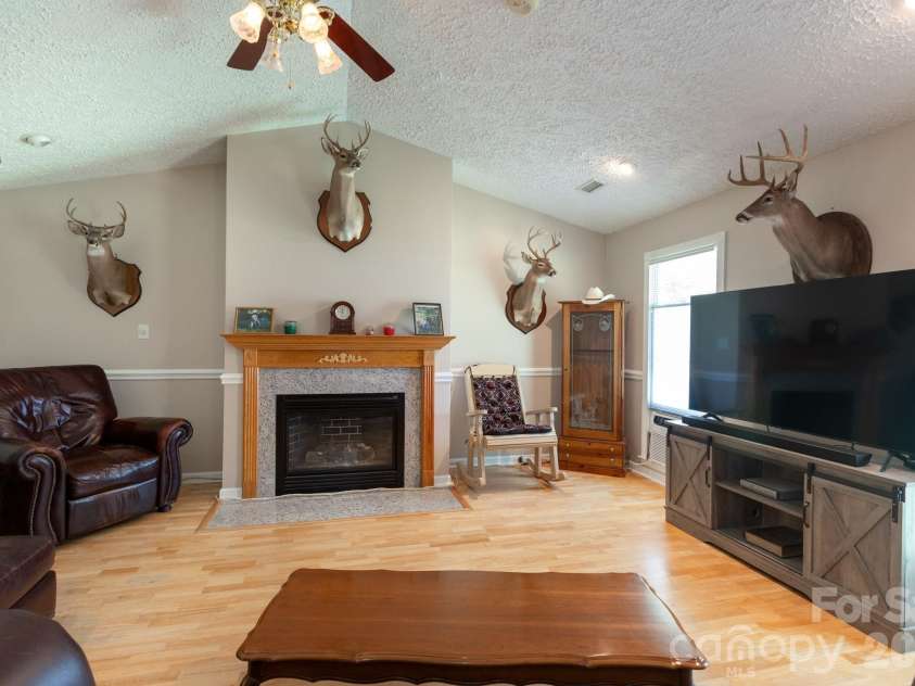 15224 Thomas Road, Charlotte, NC 28278.  MLS# CAR4405705, YatesRealty ID 38922. 