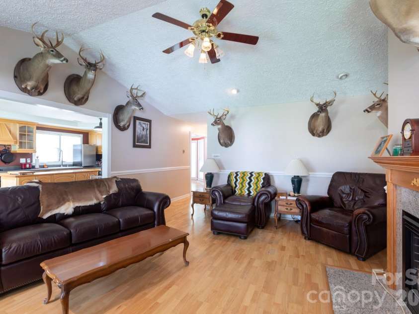 15224 Thomas Road, Charlotte, NC 28278.  MLS# CAR4405705, YatesRealty ID 38922. 