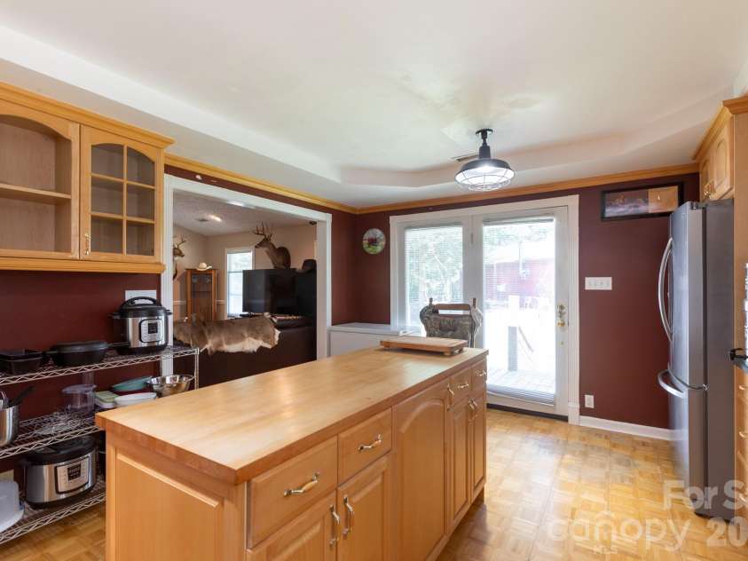 15224 Thomas Road, Charlotte, NC 28278.  MLS# CAR4405705, YatesRealty ID 38922. 