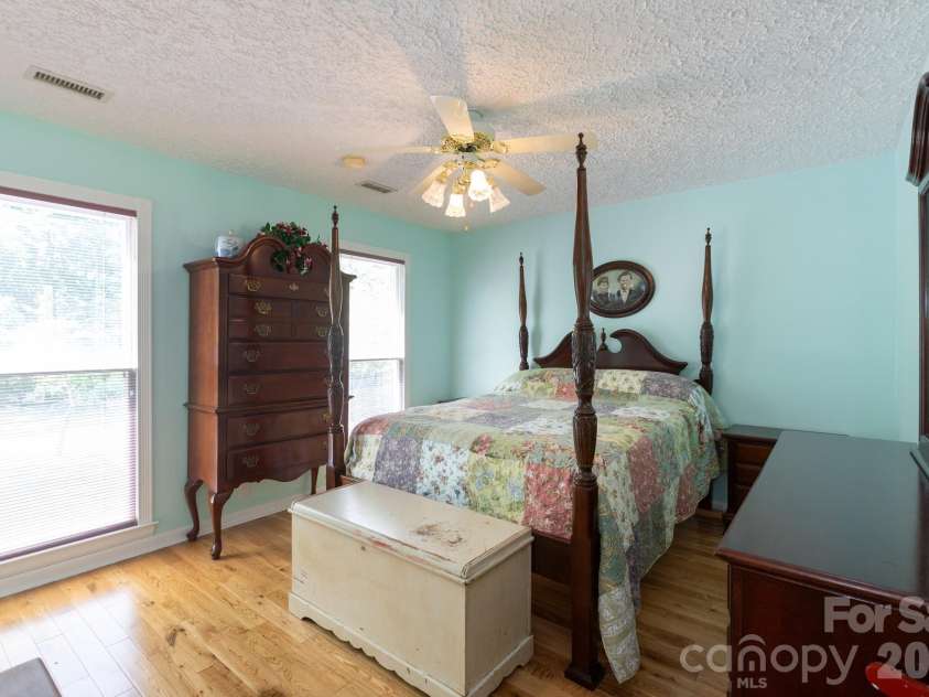 15224 Thomas Road, Charlotte, NC 28278.  MLS# CAR4405705, YatesRealty ID 38922. 