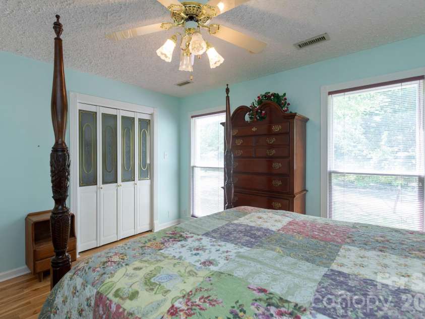 15224 Thomas Road, Charlotte, NC 28278.  MLS# CAR4405705, YatesRealty ID 38922. 