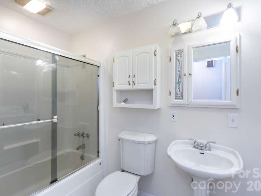 15224 Thomas Road, Charlotte, NC 28278.  MLS# CAR4405705, YatesRealty ID 38922. 