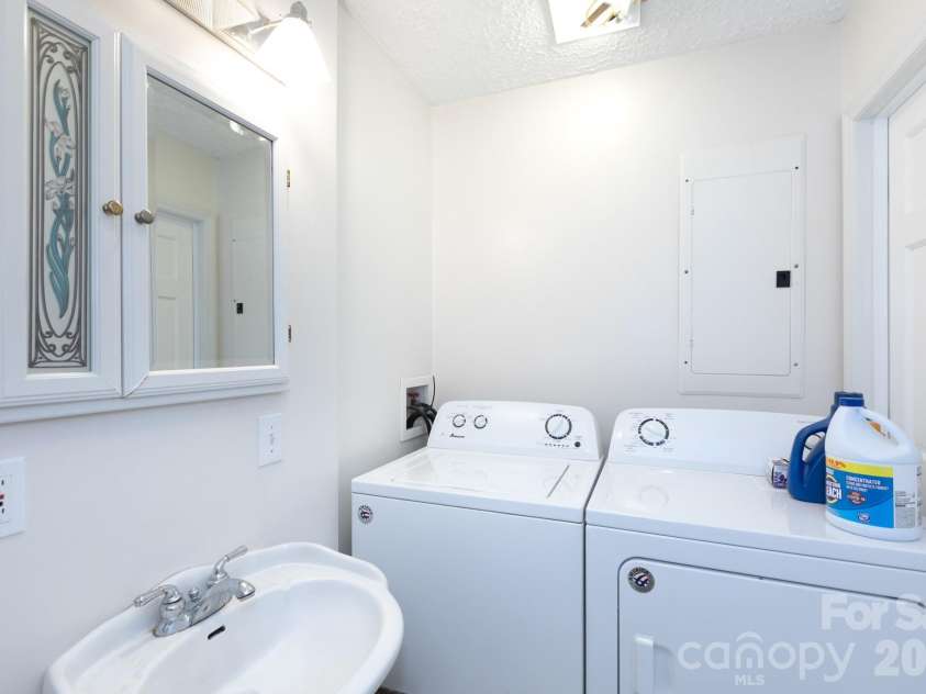 15224 Thomas Road, Charlotte, NC 28278.  MLS# CAR4405705, YatesRealty ID 38922. 