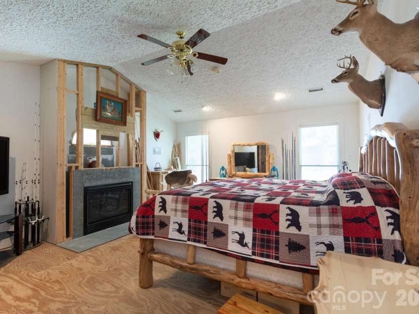 15224 Thomas Road, Charlotte, NC 28278.  MLS# CAR4405705, YatesRealty ID 38922. 