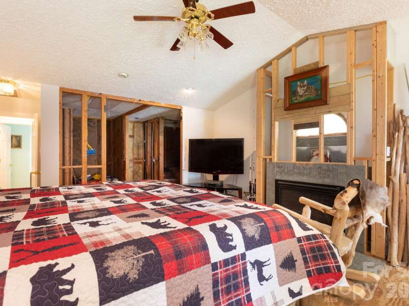 15224 Thomas Road, Charlotte, NC 28278.  MLS# CAR4405705, YatesRealty ID 38922. 
