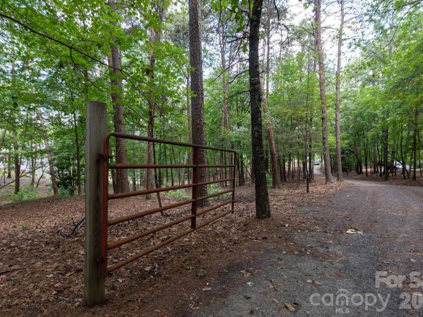 15224 Thomas Road, Charlotte, NC 28278.  MLS# CAR4405705, YatesRealty ID 38922. 