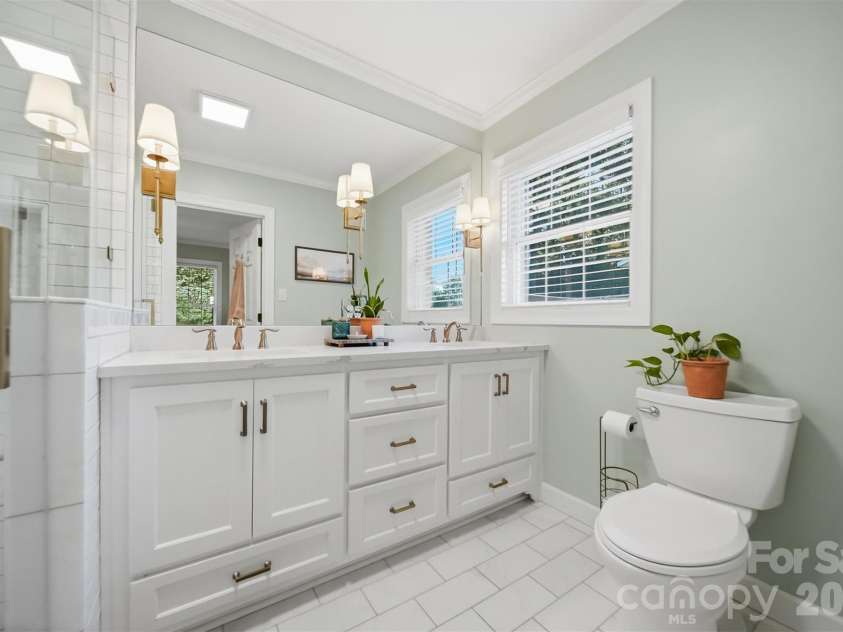 1240 10th Street Lane, Hickory, NC 28601.  MLS# CAR4405096, YatesRealty ID 38928. 