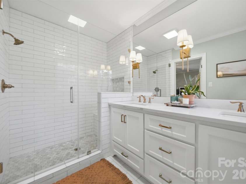 1240 10th Street Lane, Hickory, NC 28601.  MLS# CAR4405096, YatesRealty ID 38928. 
