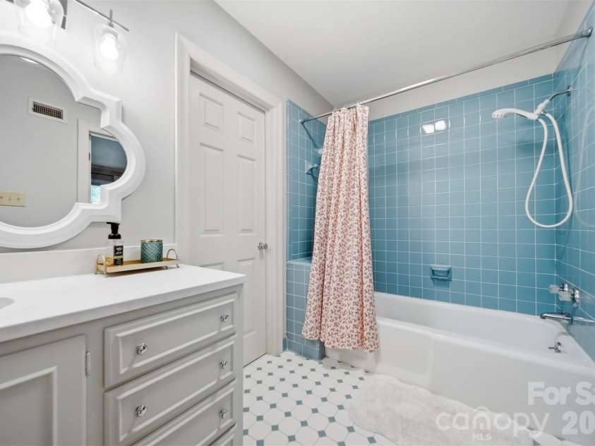 1240 10th Street Lane, Hickory, NC 28601.  MLS# CAR4405096, YatesRealty ID 38928. 