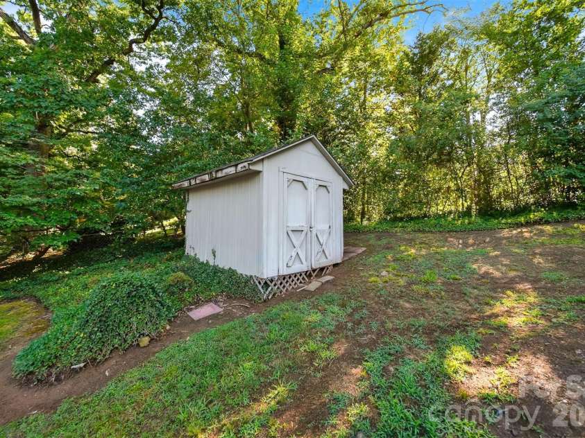 1240 10th Street Lane, Hickory, NC 28601.  MLS# CAR4405096, YatesRealty ID 38928. 