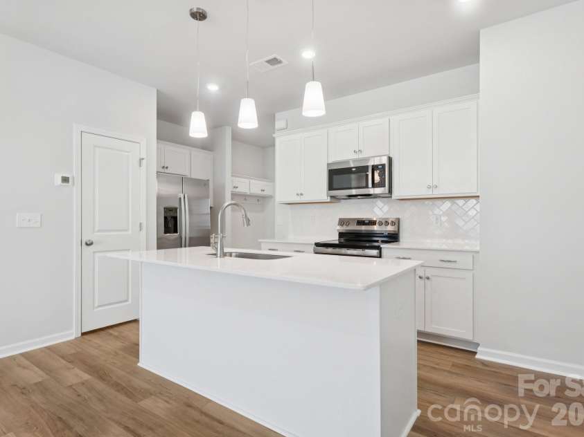 5106 Orchardview Way, Charlotte, NC 28216.  MLS# CAR4335326, YatesRealty ID 3893. Kitchen