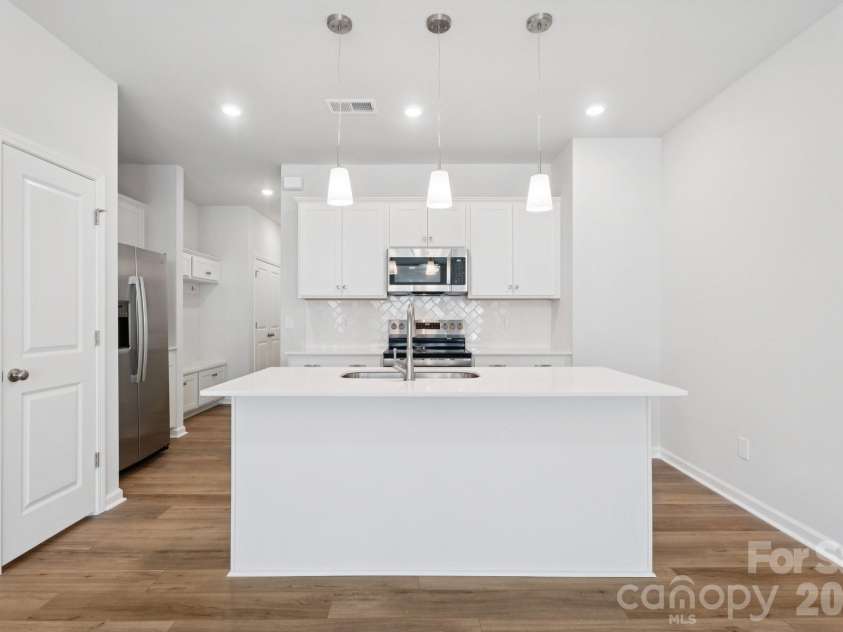 5106 Orchardview Way, Charlotte, NC 28216.  MLS# CAR4335326, YatesRealty ID 3893. Kitchen