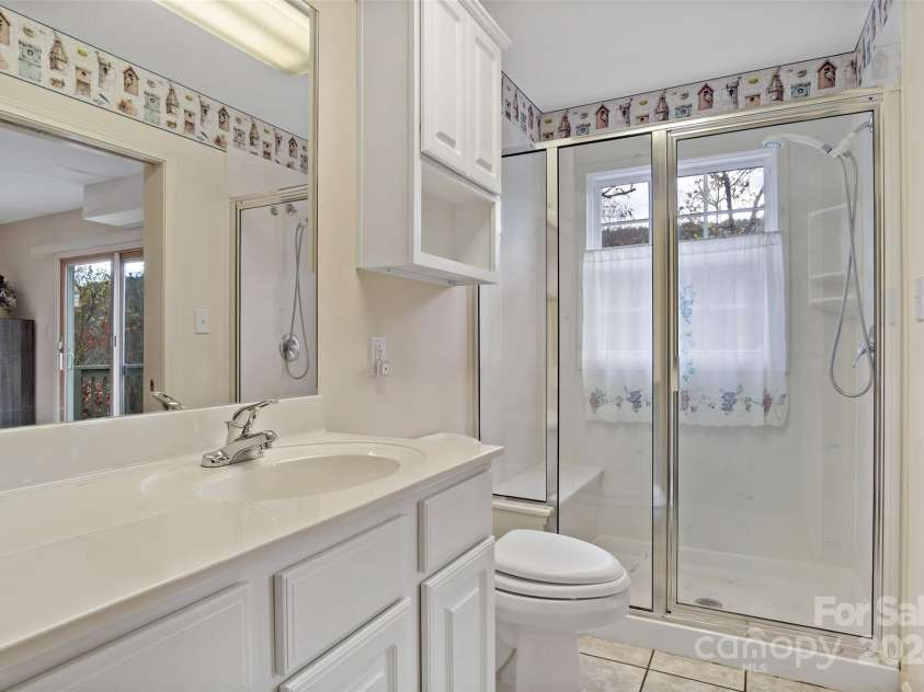 65,59, 163 Gypsy Mountain Road, Marion, NC 28752.  MLS# CAR4199676, YatesRealty ID 3893. 65 - Bathroom 1 of 5