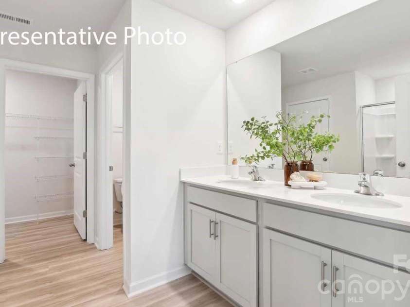 672 13th Avenue Drive, Hickory, NC 28601.  MLS# CAR4406369, YatesRealty ID 38930. 