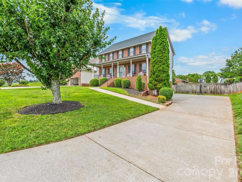1005 Lisa Run Drive, Kernersville, NC 27284.  MLS# CAR4406293, YatesRealty ID 38931. 