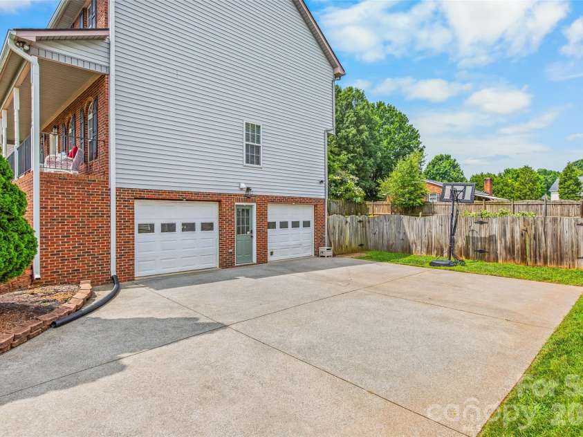 1005 Lisa Run Drive, Kernersville, NC 27284.  MLS# CAR4406293, YatesRealty ID 38931. 