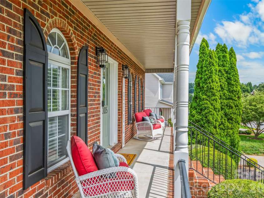 1005 Lisa Run Drive, Kernersville, NC 27284.  MLS# CAR4406293, YatesRealty ID 38931. 