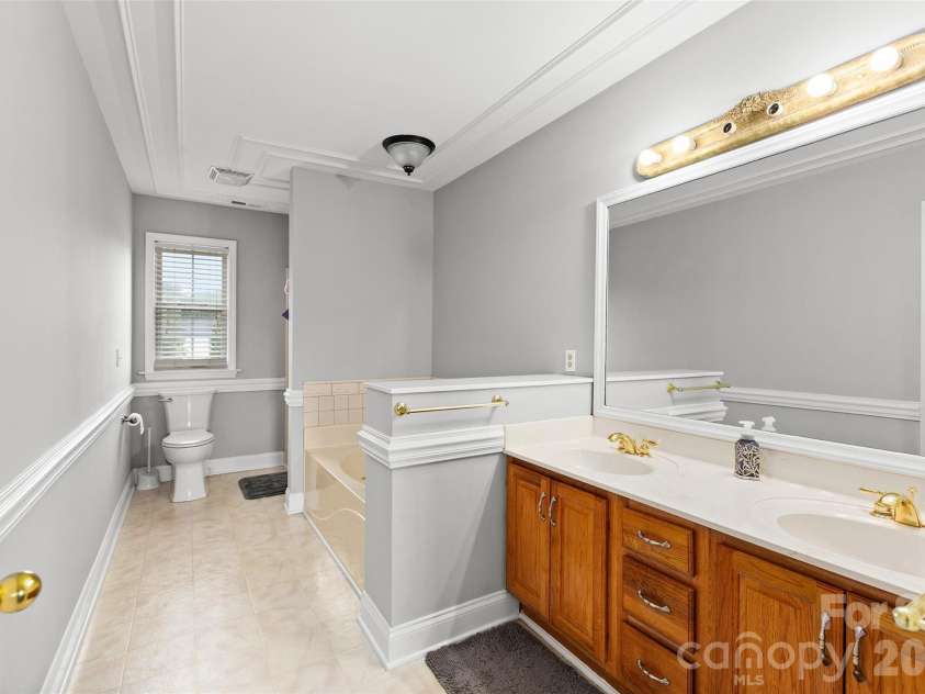 1005 Lisa Run Drive, Kernersville, NC 27284.  MLS# CAR4406293, YatesRealty ID 38931. 