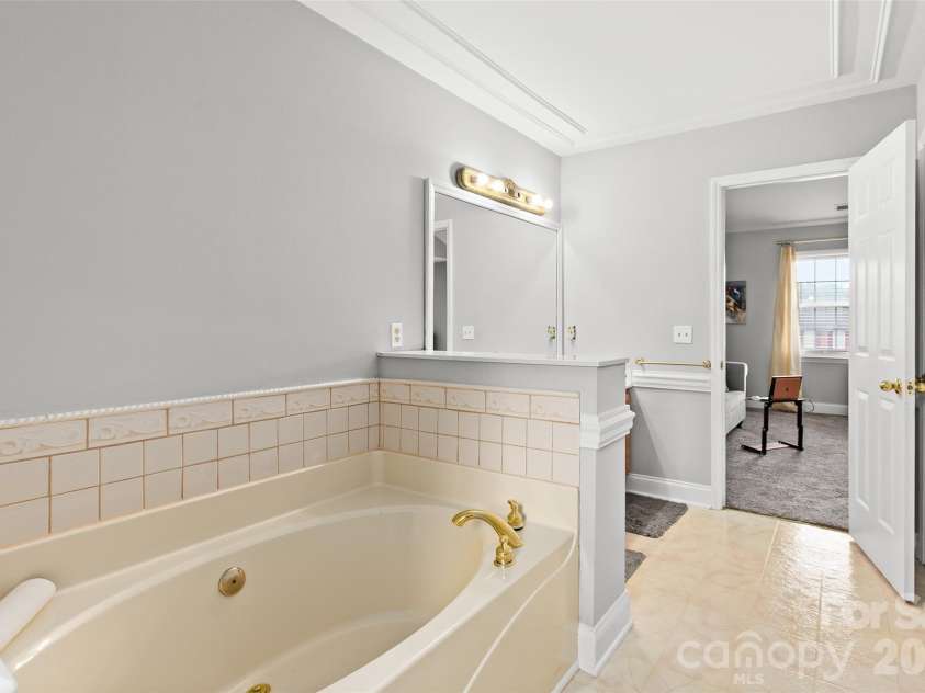 1005 Lisa Run Drive, Kernersville, NC 27284.  MLS# CAR4406293, YatesRealty ID 38931. 