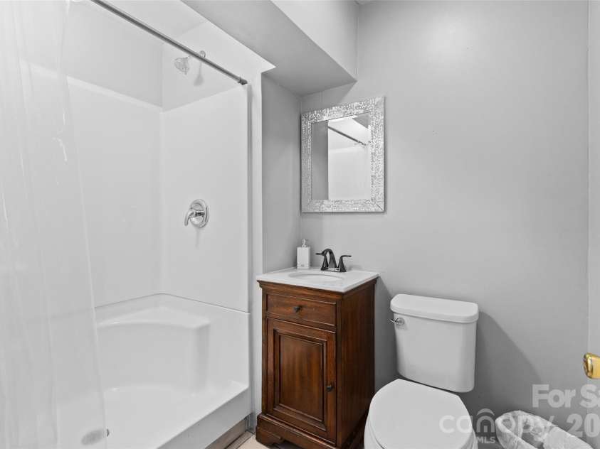 1005 Lisa Run Drive, Kernersville, NC 27284.  MLS# CAR4406293, YatesRealty ID 38931. 