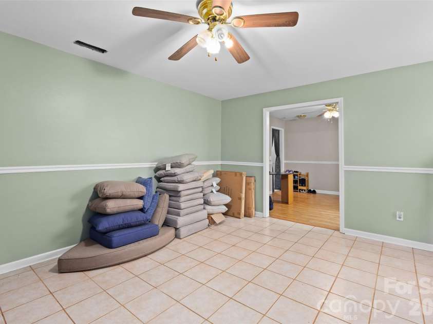 1005 Lisa Run Drive, Kernersville, NC 27284.  MLS# CAR4406293, YatesRealty ID 38931. 
