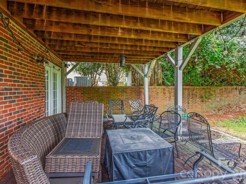 1005 Lisa Run Drive, Kernersville, NC 27284.  MLS# CAR4406293, YatesRealty ID 38931. 