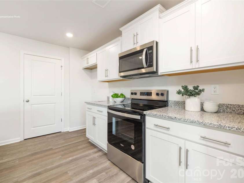 605 17th Avenue Drive, Hickory, NC 28601.  MLS# CAR4406380, YatesRealty ID 38932. 