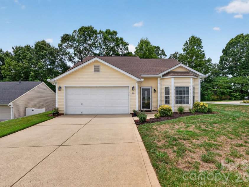 806 20th Avenue Place, Hickory, NC 28602.  MLS# CAR4406304, YatesRealty ID 38936. 