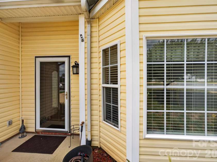 806 20th Avenue Place, Hickory, NC 28602.  MLS# CAR4406304, YatesRealty ID 38936. 