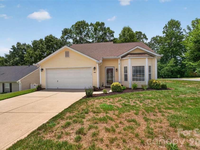 806 20th Avenue Place, Hickory, NC 28602.  MLS# CAR4406304, YatesRealty ID 38936. 